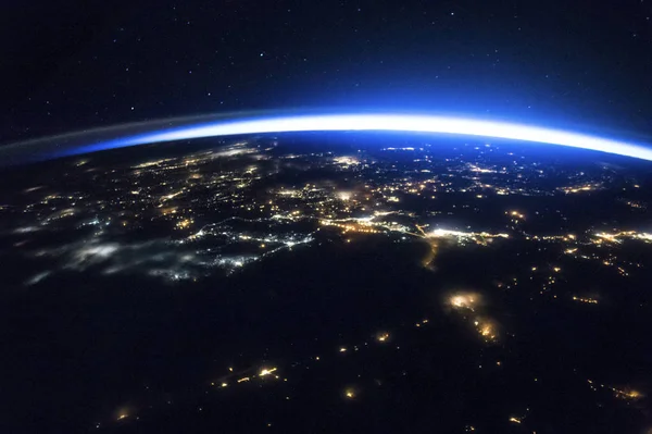 Imagem Noturna Cidades Cintilantes Uma Fenda Luz Dia Enquadrando Hemisfério — Fotografia de Stock