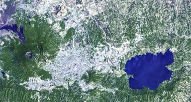 Ilopango Gölü, El Salvador 'un merkezinde volkanik bir kalderayı dolduran bir krater gölüdür. Bu görüntünün unsurları Nasa tarafından desteklenmektedir