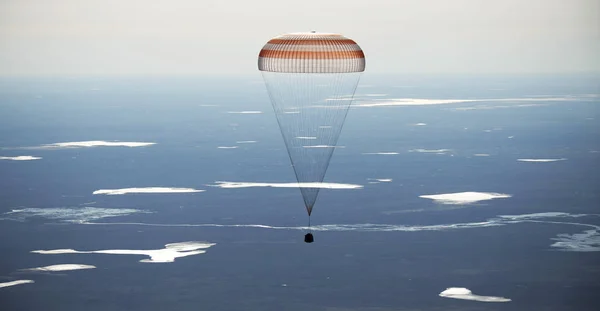 Nava Spațială Soyuz Este Văzută Timp Aterizează Expediția Apropierea Orașului — Fotografie, imagine de stoc