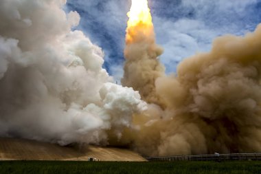 Uzay mekiği Atlantis 'in egzoz dumanı 8 Temmuz 2011 Cuma günü 39a rampasından havalanırken Nasa & # 39;' un Canaveral Burnu 'ndaki Kennedy Uzay Merkezi' nde görülmektedir.