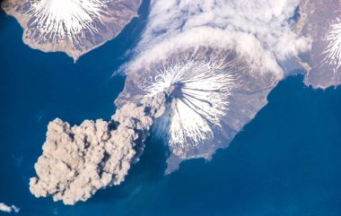 Cleveland Volkanı patlaması, Aleutian Adaları, Alaska. Bu görüntünün unsurları Nasa tarafından desteklenmektedir