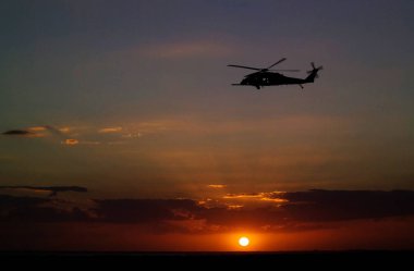 Bir helikopter Florida 'daki Nasa & # 39; Kennedy Uzay Merkezi üzerinde Sts-119 görevinde Discovery uzay mekiği fırlatılmadan önce devriye geziyor. Bu görüntünün unsurları Nasa tarafından desteklenmektedir