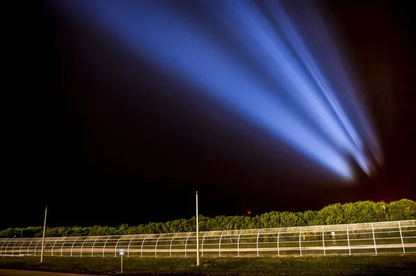 Космический Шаттл Индевор Проецируется Небо Виде Мощных Ксеноновых Огней Освещающих — стоковое фото