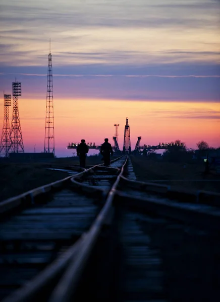Российские Офицеры Безопасности Идут Железнодорожным Путям Стартовой Площадке Понедельник Ноября — стоковое фото