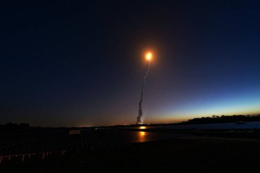 Sts-131 görevinde uzay mekiği Discovery 'nin fırlatılması S.R. açıklarındaki bir Florida Power & Light güneş paneli alanından kaydedildi. 3 tanesi Florida 'daki Nasa & # 39; Kennedy Uzay Merkezi' nde. Bu görüntünün unsurları Nasa tarafından desteklenmektedir