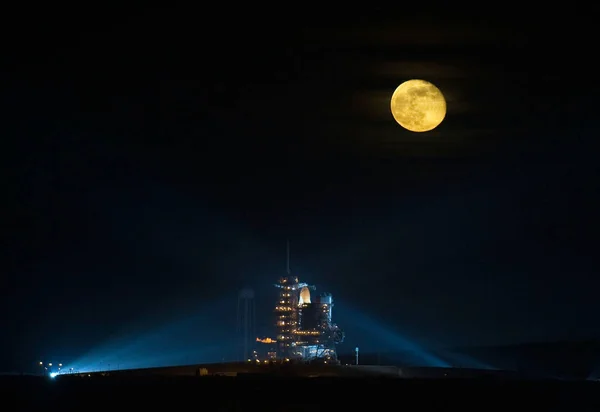 Luna Saliendo Detrás Del Transbordador Espacial Endeavour Plataforma 39A Elementos — Foto de Stock