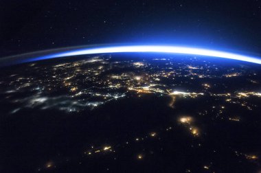 Işıl ışıl şehirlerin gece görüntüsü ve kuzey yarımküreyi çevreleyen bir parça gündüz görüntüsü. Bu görüntünün unsurları Nasa tarafından desteklenmektedir