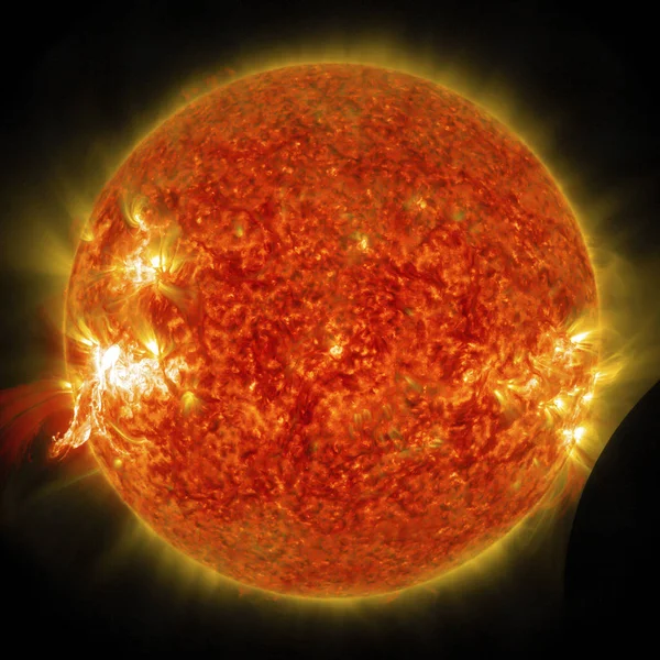 Извержение Солнечной Вспышки Лунного Транзита Запечатленного Nasa Solar Dynamics Observatory — стоковое фото