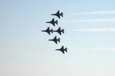 Nasa & # 39; Kennedy Uzay Merkezi 'nde, ABD Hava Kuvvetleri Thunderbird Gösteri Filosu Nasa tarafından desteklenen 4 Kasım 2011 tarihli Dünya Uzay Fuarı hava selamlaması sırasında gösteri yapar.