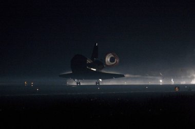 Atlantis, Nasa & # 39; Florida 'daki Kennedy Uzay Merkezi' ndeki Mekik İniş Tesisi 'nde, 15. Pist' te 21 Temmuz 2011 'de, Nasa tarafından desteklenen bu görüntünün elementlerinin son römorkuna yaklaştı.