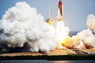 Uzay mekiği Atlantis ve dört kişilik Sts-135 mürettebatı 8 Temmuz 2011 'de NASA tarafından desteklenen Uluslararası Uzay İstasyonu' nun yörüngesine doğru ilerliyorlar.