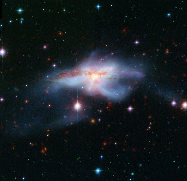 Пара сталкивающихся галактик под названием NGC 6240. элементы этого изображения предоставлены НАСА

