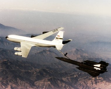 Nasa / Rocketdyne / Lockheed Martin Linear Aerospike Sr-71 deneyinin (Lasre) ilk uçuşu sırasında Edwards Hava Üssü Kc-135 ile bir Nasa Sr-71 yakıt ikmali yapar. Bu görüntünün unsurları Nasa tarafından desteklenmektedir