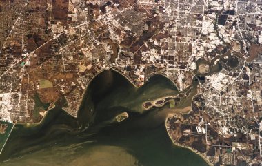 Galveston ve Harris Bölgeleri ve Galveston Körfezi 'nin bir kısmı ve Temiz Göl bölgesindeki birkaç topluluk. Bu görüntünün unsurları Nasa tarafından desteklenmektedir