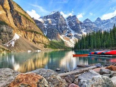 Moraine gölünde huzurlu bir yer