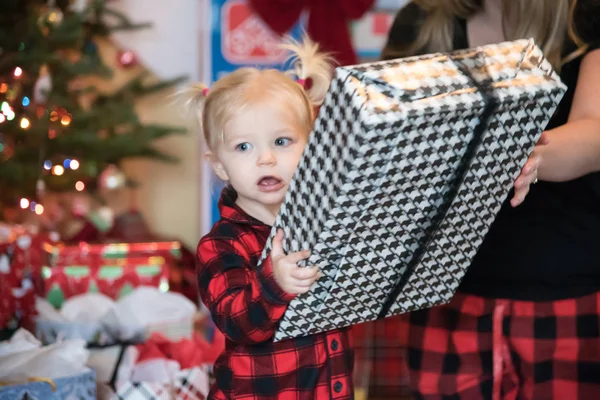 Mały Dzieciak Pomaga Rozdawać Prezenty Świąteczny Poranek — Zdjęcie stockowe