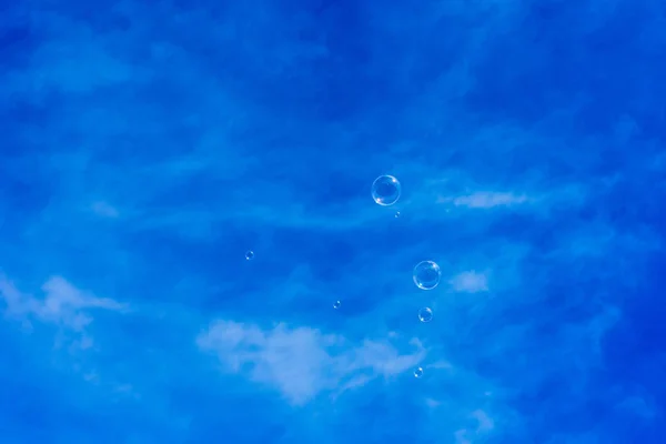 Sabun Köpüğü Kadar Üfleme Mavi Gökyüzünde — Stok fotoğraf