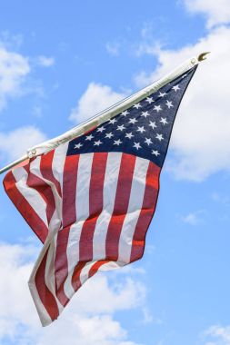 Mavi gökyüzünde dalgalanan Amerikan bayrağı