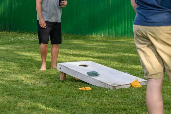 Man Spel Tassen Achtertuin Zomer — Stockfoto