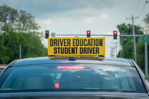 Водители знак образования на вершине автомобиля на светофоре — стоковое фото