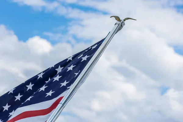 Bandiera USA sventola nel cielo blu — Foto Stock