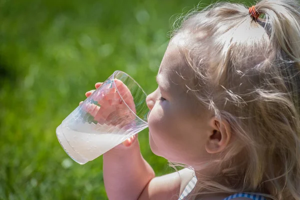 Una Niña Sedienta Bebiendo Una Taza Limonada Verano — Foto de Stock