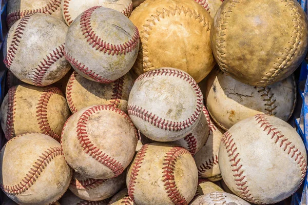 Korb Mit Alten Abgenutzten Und Zerfledderten Baseballs — Stockfoto