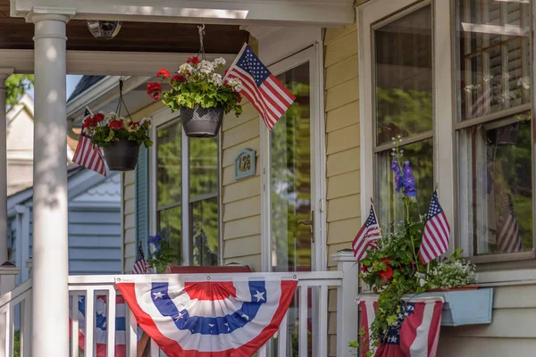 Home on Main Street dördüncü Temmuz geçit töreni için dekore edilmiş
