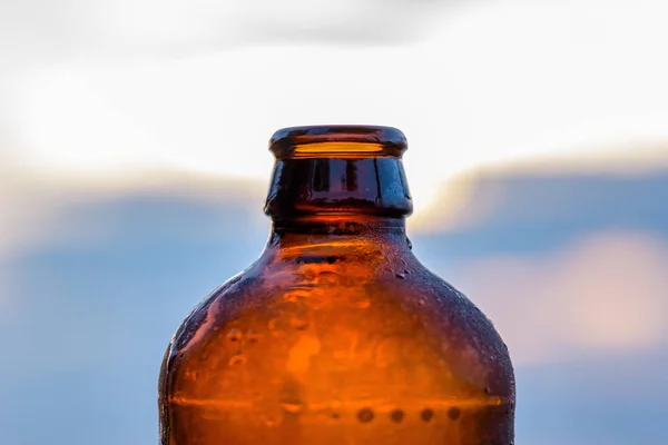 Крупним Планом Коричнева Пляшка Пива Заході Сонця — стокове фото
