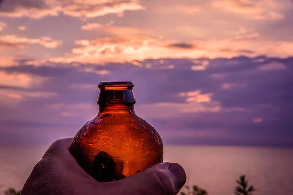 Uomo Regge Bottiglia Birra Tramonto Sul Lago Erie — Foto Stock