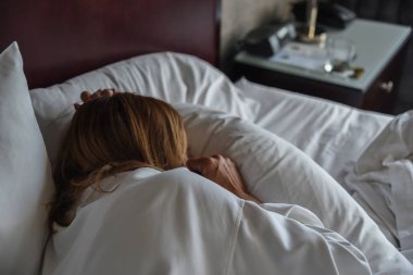 Yatakta yatan kadın uyuyor.