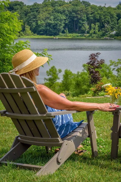 Adirondack sandalye göl Punderson, Ohio kadında