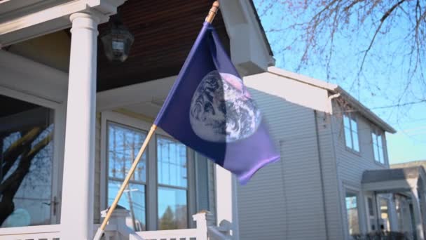 Dünya Günü Bayrağı Rüzgarda Dalgalanıyor — Stok video