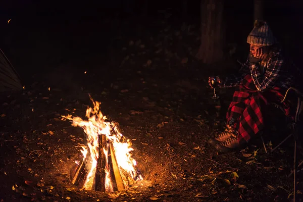 Person Die Nachts Lagerfeuer Sitzt Und Sich Bei Einem Glas — Stockfoto