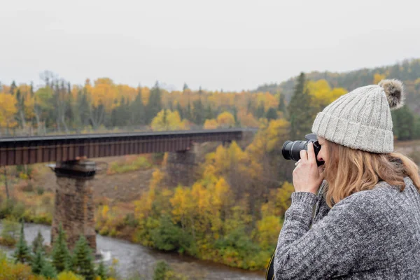 캐나다 온타리오주의 가을에 가로지르는 트레일 다리를 — 스톡 사진