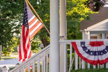 Barrington, IL 'deki ana caddede Amerikan bayrağı sallanıyor.