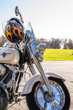 Wisconsin 'deki Blue Mound State Parkı' na park etmiş Harley Davidson motosikletinin yakın çekimi.