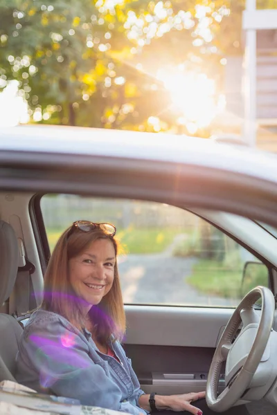 Mulher Sentada Carro Luz Sol Pronta Para Sair Viagem Carro — Fotografia de Stock