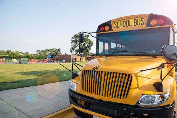 Yellow School Bus Parked Front School Playground — Stock Photo, Image