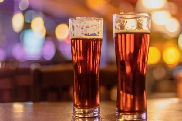 Nahaufnahme Von Zwei Maß Bier Auf Einem Holztisch Der Nacht — Stockfoto