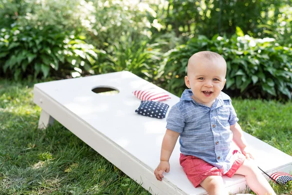 Retrato Verano Niño Sentado Hoyo Maíz Juego Patio Trasero Julio — Foto de Stock