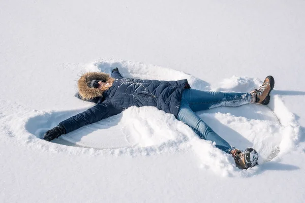 Femme Faisant Ange Neige Dans Nouvelle Neige Extérieur Hiver — Photo