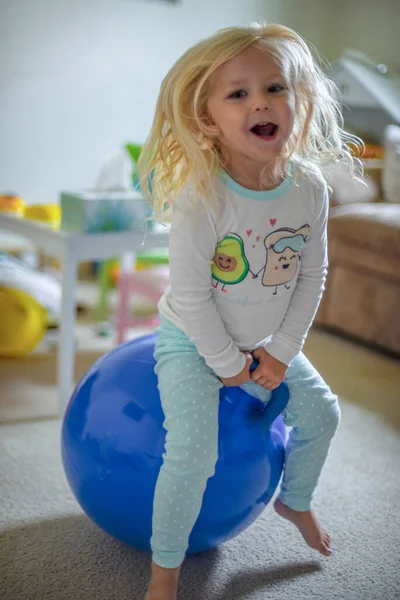 Mała Dziewczynka Gra Bouncy Piłkę Świetle Poranka Piżamie Zdjęcie Stockowe
