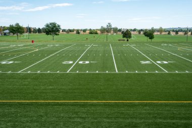 Park bölgesi futbol ve futbol sahaları maç gününe hazır.