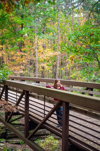美国威斯康星州秋天站在桥上的女人 — 图库照片