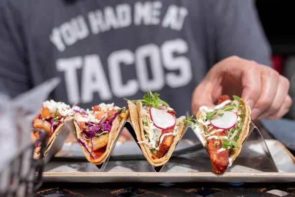 Detailní Záběr Muže Jíst Tacos Venku Létě — Stock fotografie