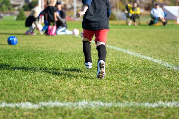 Broomfield Colorado Usa Września 2019 Młody Chłopiec Biegnie Boisko Piłki — Zdjęcie stockowe