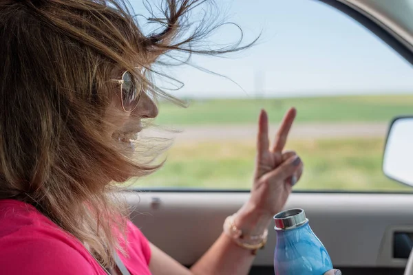 Feliz Jovem Mulher Carro Com Cabelo Soprando Viagem Férias — Fotografia de Stock