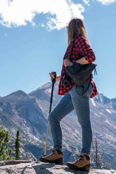 Женщина Турист Красной Фланелевой Рубашке Стоит Вершине Скалистых Гор Колорадо — стоковое фото