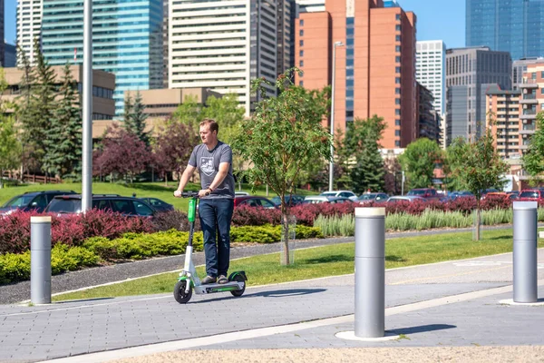 Calgary Alberta Canada July 2019 Person Riding Lime Electric Scooter — Stock Photo, Image